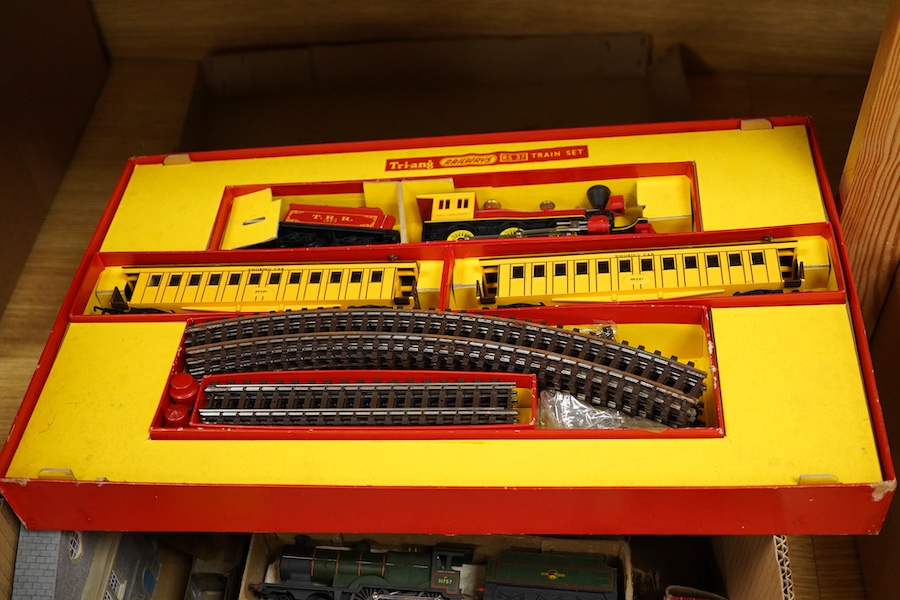 A quantity of 00 gauge model railway by Tri-ang, Mainline, Dapol, Bachmann, GMR, Hornby Dublo, etc. including; a Tri-ang American outline Davy Crockett train set (RS.37), nine steam and diesel locomotives, together with